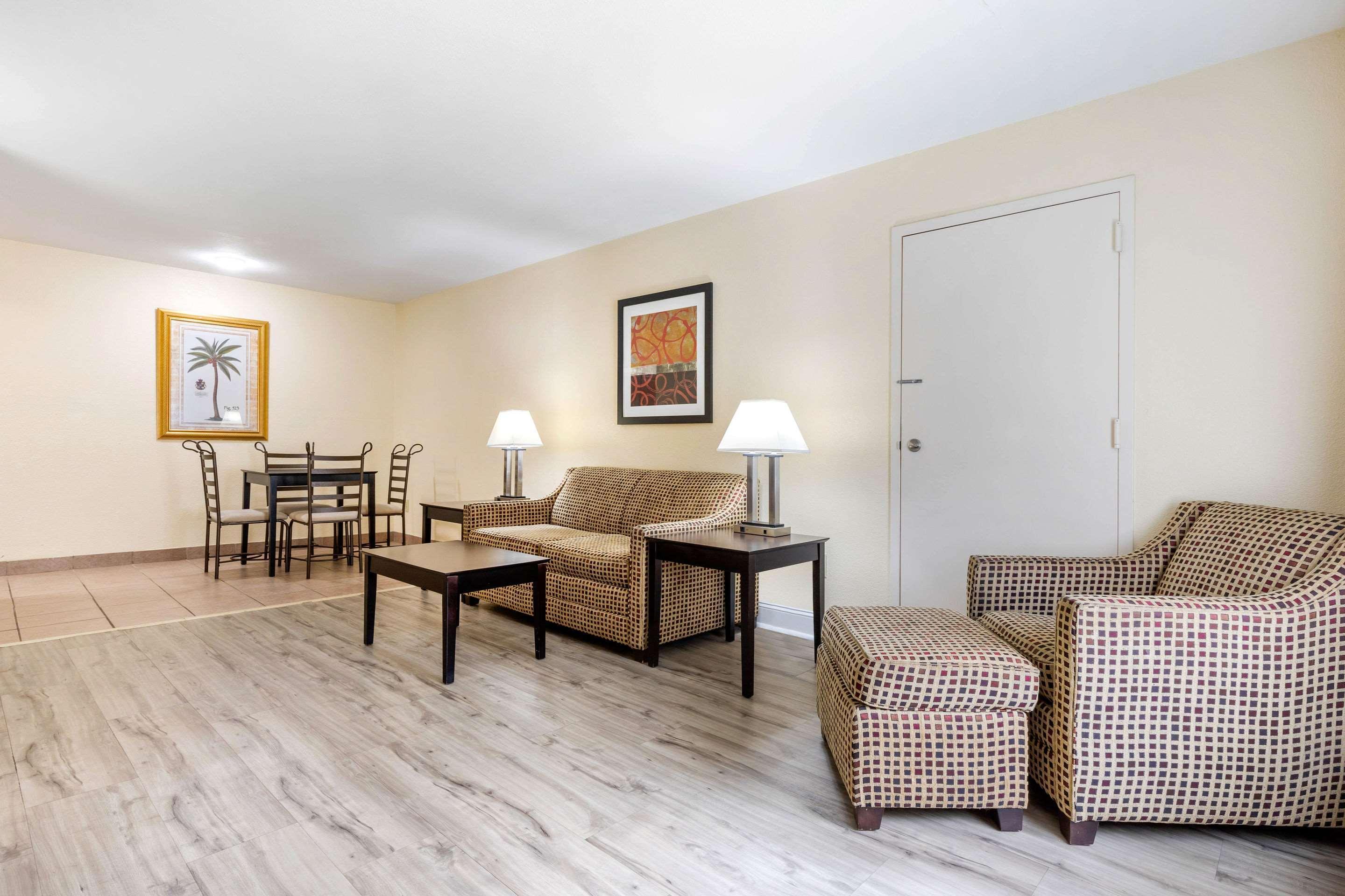 Quality Inn & Suites Lexington Exterior photo
